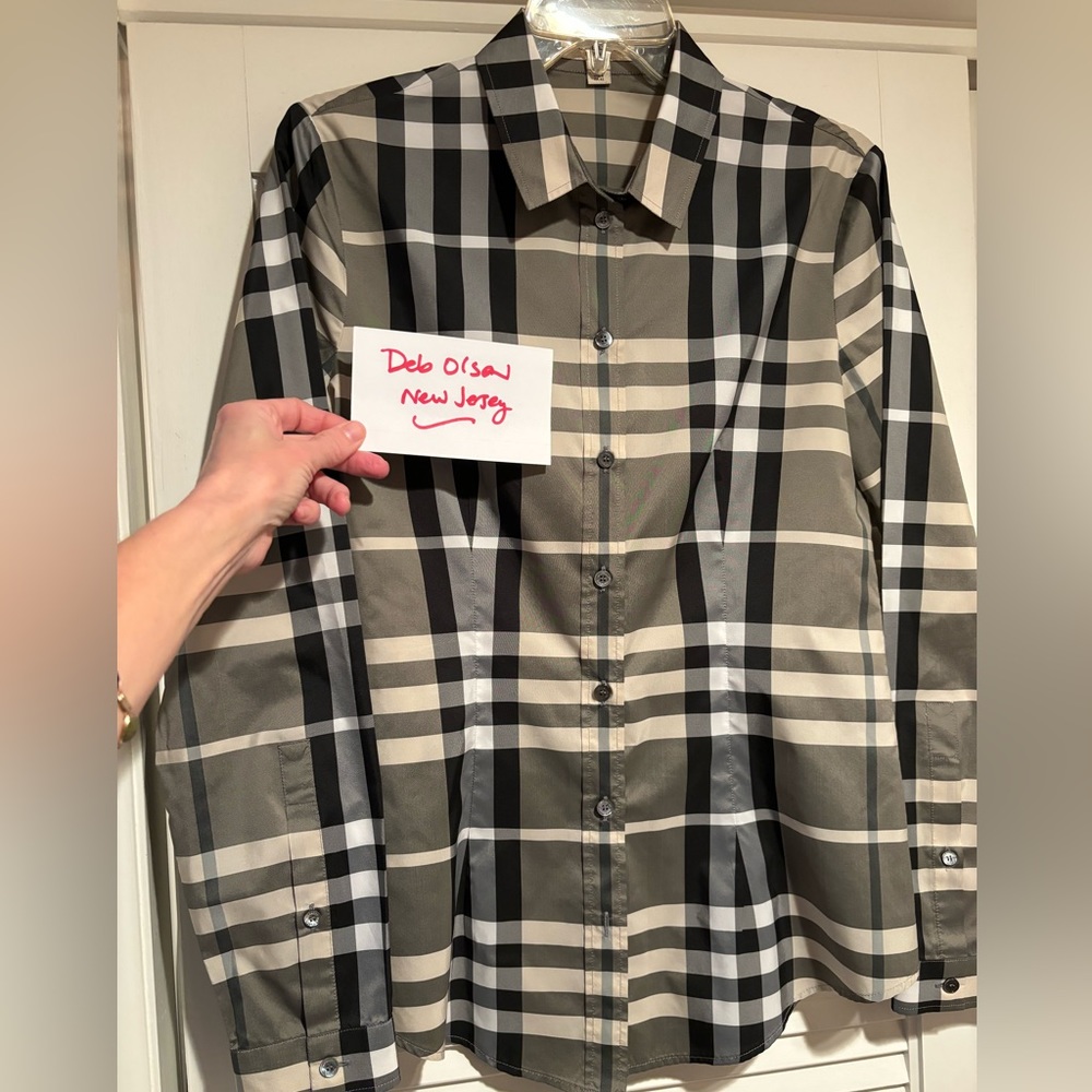 Authentic preowned Burberry women’s classic button up fits 4-6 best